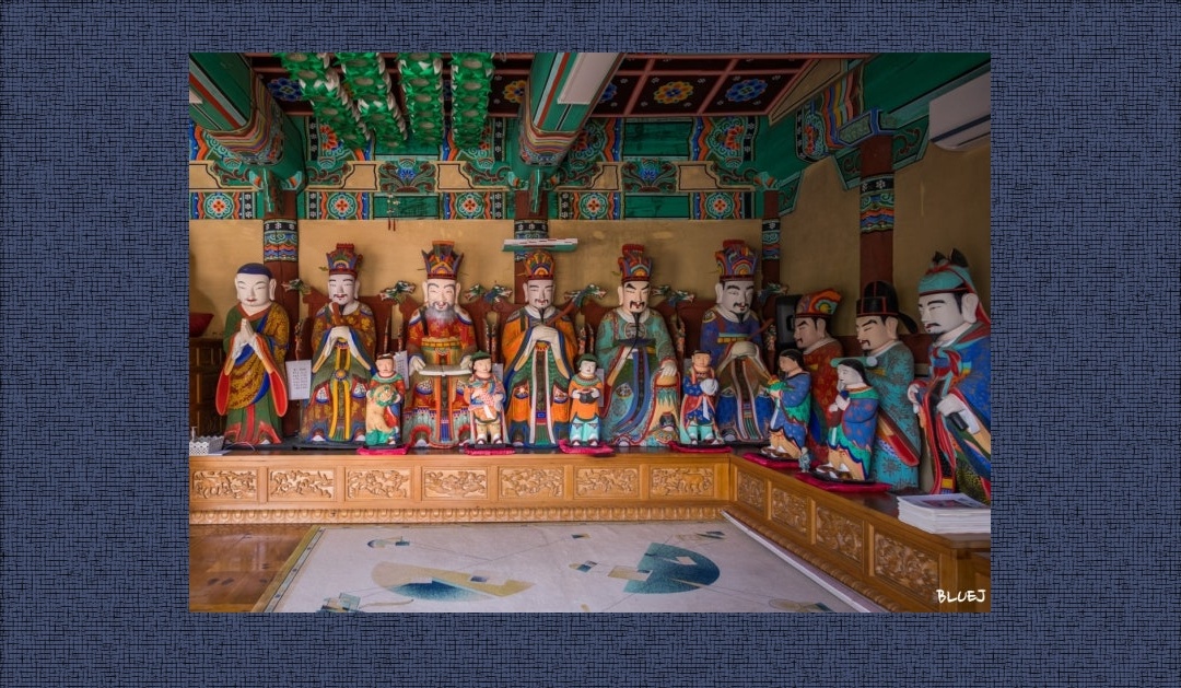 Фигурки судей в буддистком Храме