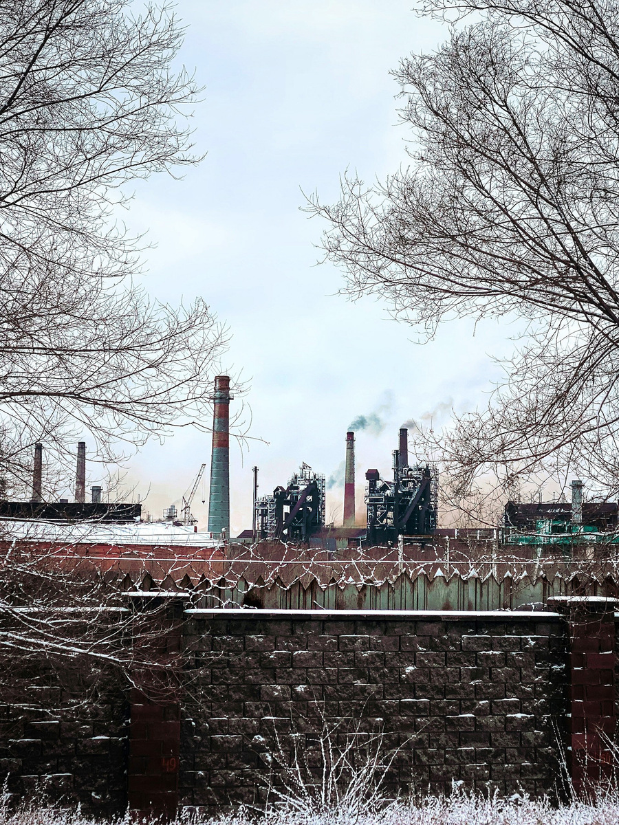 Движение «Зелёный патруль» не рассматривает города отдельно, но его оценка Челябинской области, где расположен Магнитогорск, весьма негативная: региону принадлежит 80-е место из 83 в «Национальном экологическом рейтинге». Фото: Alexander Popovkin / Unsplash