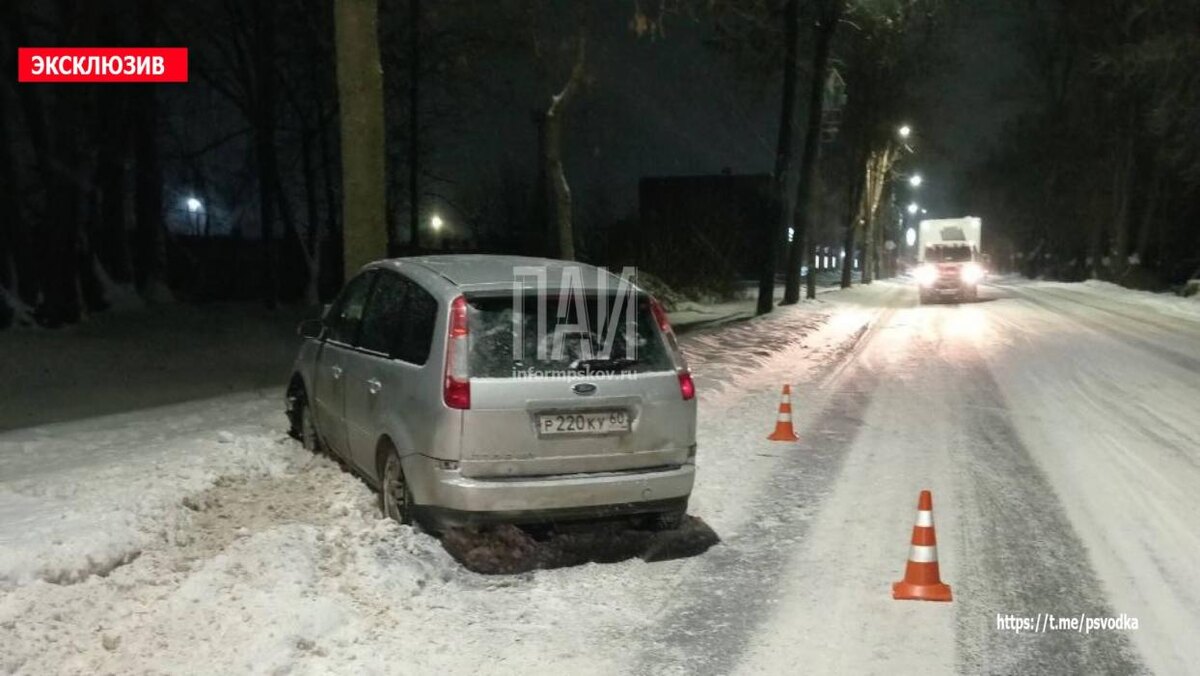 В Великих Луках водитель погиб, врезавшись в дерево
Фото: Telegram-канал «Псковская сводка. ПАИ»