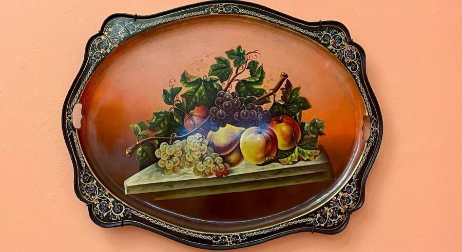 Поднос "Фрукты". 1880-1890-е годы Мастерская И. И. Сорокина с сыном. Вороново, Раменский уезд, Московская губерния. Металл, ковка, масло, металлический порошок, лак, декоративная живопись. Фото автора канала