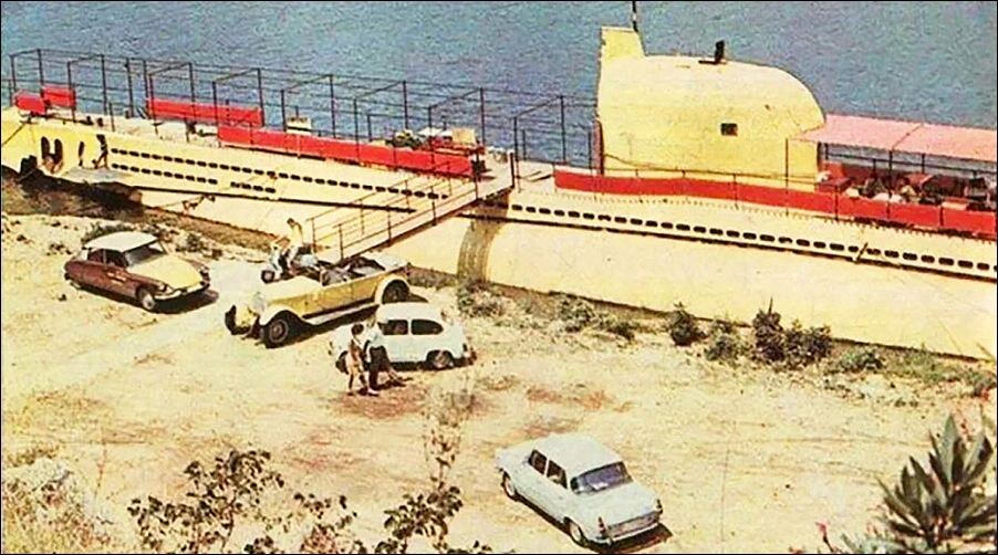 Настоящая жёлтая подводная лодка, на которой Битлз так и не побывали, и её хозян