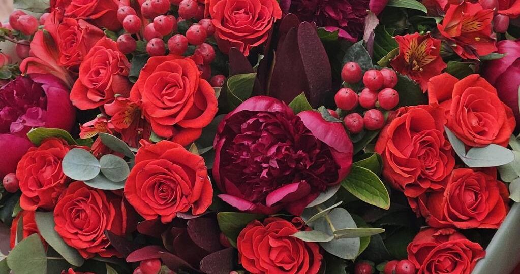 Зимой чаще выбирают либо белую, как снег, цветовую палитру, либо красную, как большинство новогодних и рождественских украшений