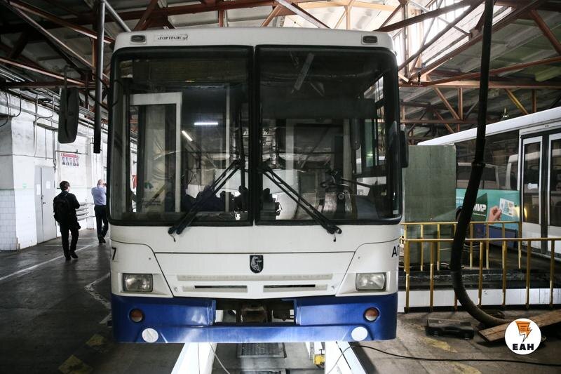    ЕАН. Автобус «НефАЗ» в гараже екатеринбургского «Гортранса»