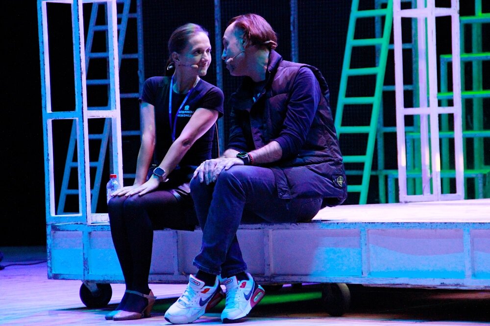    Артисты Свердловской музкомедии на репетиции в Иркутске. Фото: irk.aif.ru/ Анна Попова