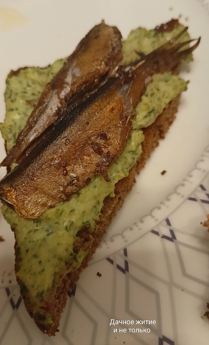 Яркие бутерброды со шпротами. Фото автора