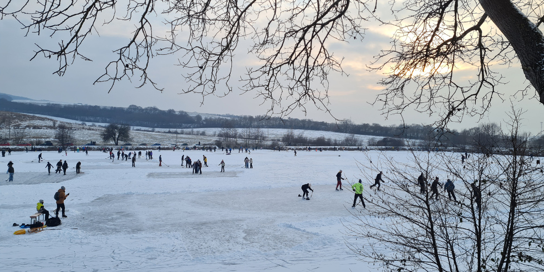 Каток на озере в Словакии