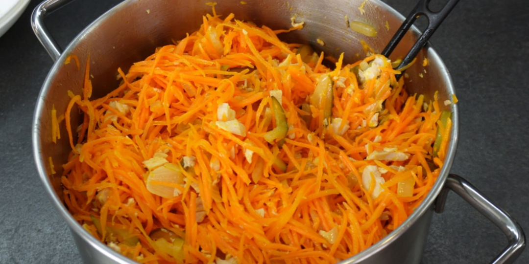 Обожаю такую морковь! Готовлю кастрюлями и ставлю в холодильник, чем дольше стоит тем вкуснее...