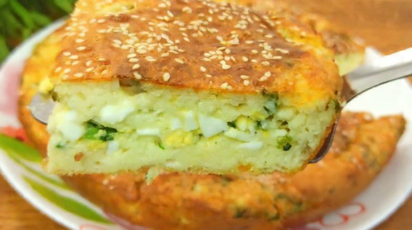 Быстрый заливной пирог: пока готовится начинка, тесто уже замешано