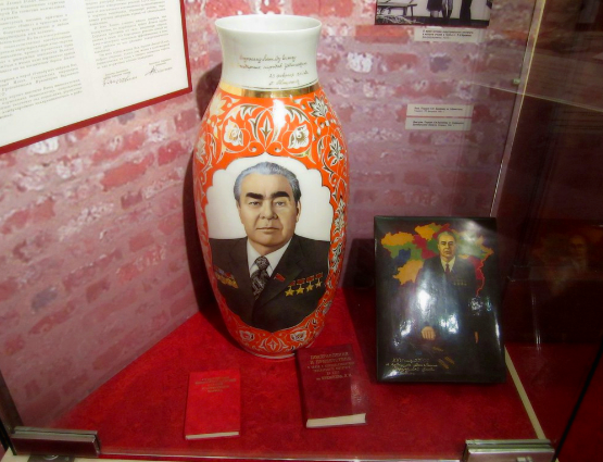 Предметы с изображением Брежнева. Музей политической истории России