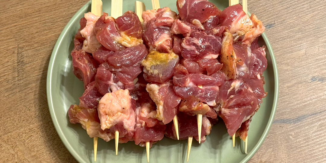 Сочная свинина на шпажках с неожиданной приправой