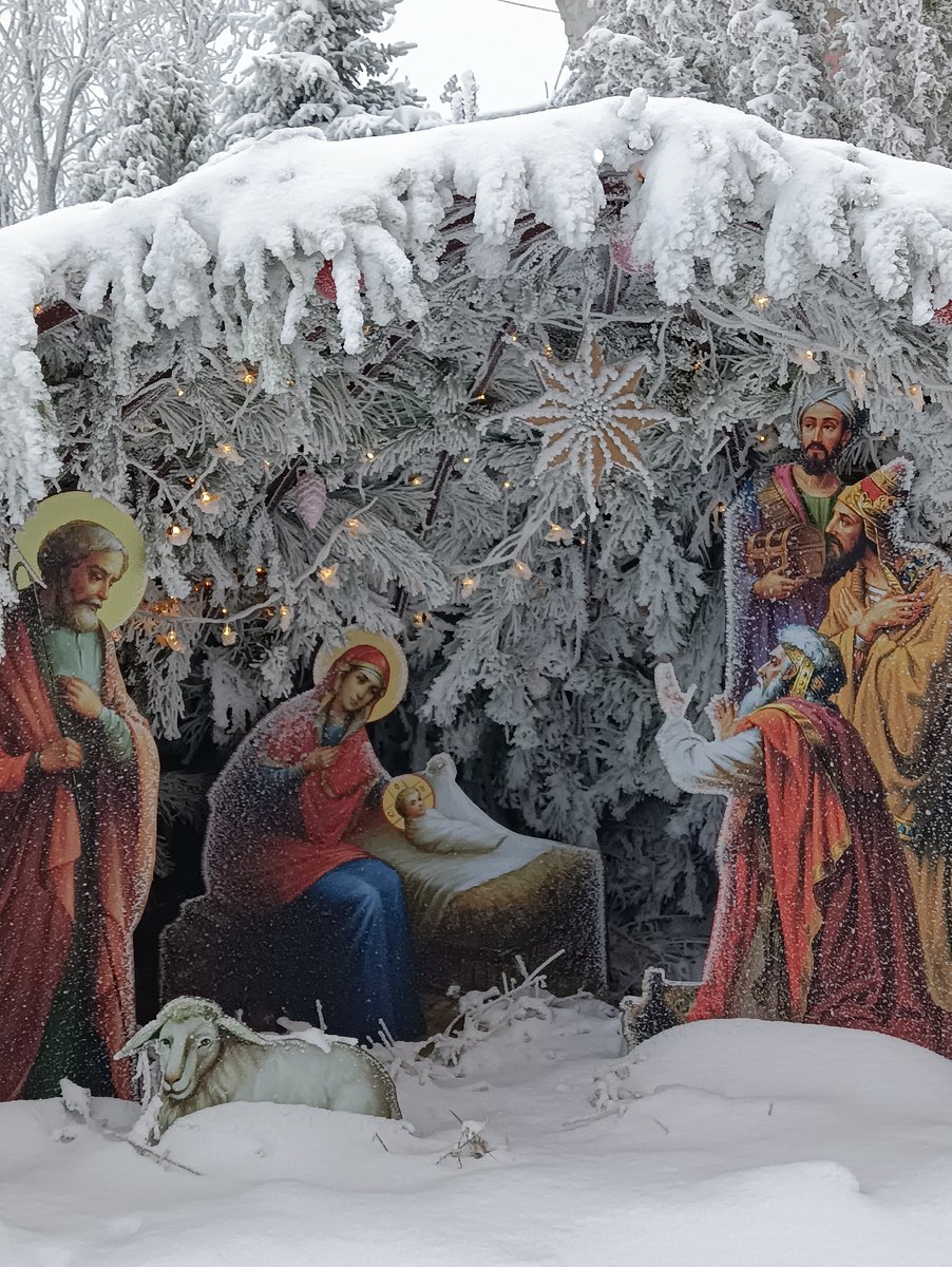 Рождественский вертеп на территории монастыря. 