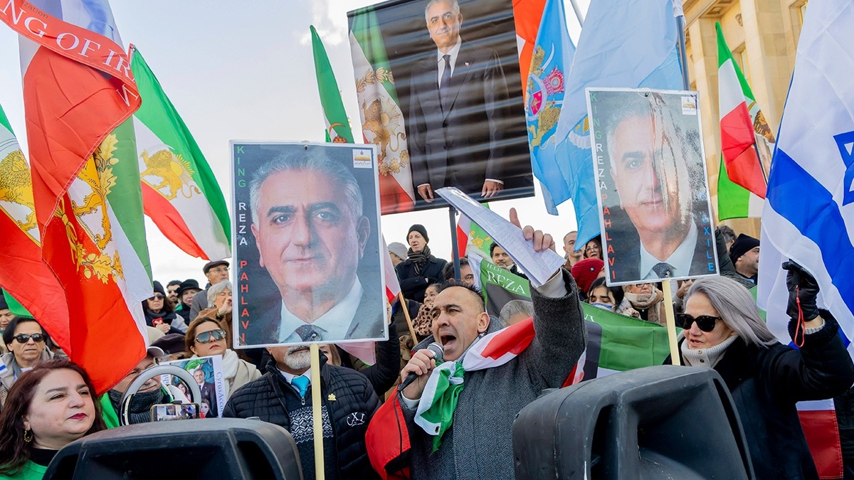 Портреты Реза Пехлеви и флаги Израиля в руках бунтовщиков