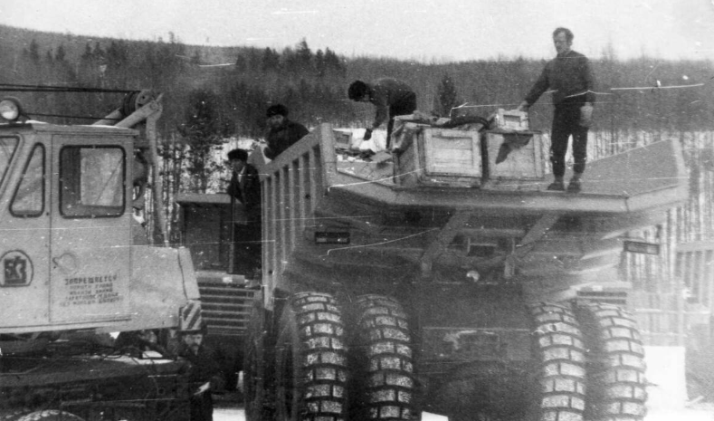 Фото автора. 80 годы двадцатого века. Погрузка БелАЗ–548 в городе Усть-Кут.