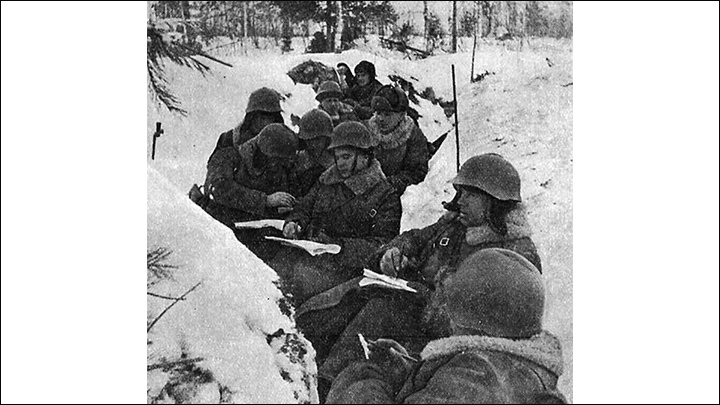    Красноармейцы в окопах в разгар Зимней войны. Серия открыток "Северо-Западная граница Советского Союза на Карельском перешейке" / public domain/commons.wikimedia.org