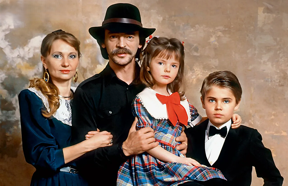 на фото на фото Лариса Луппиан и Михаил Боярский с детьми (Сергей и Лиза)