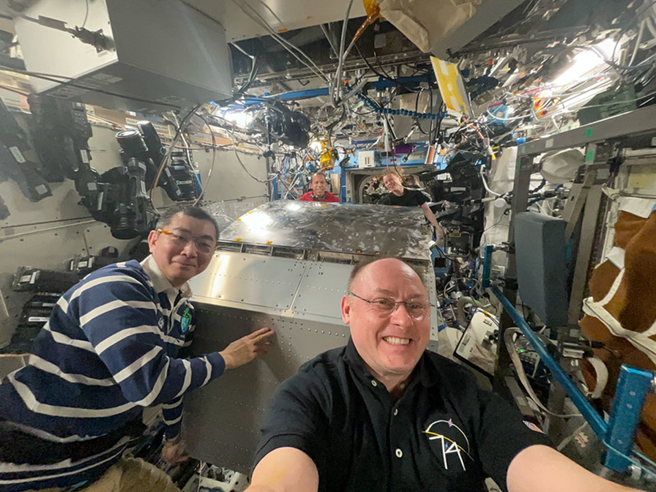 Экипаж АС занимаются перемещением научных стоек между модулями. Фото: nasa.blog.com