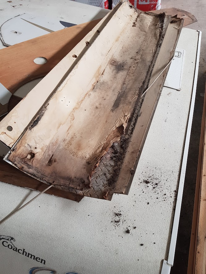 Обычная ничем не пропитананная фанера с тонким алюминиевым листом сверху, на котором она и держалась.