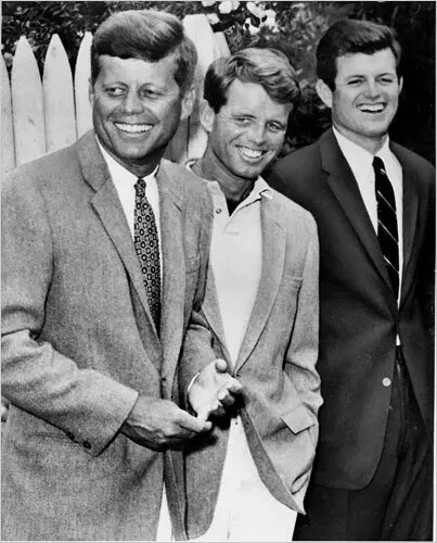 Джон Кеннеди и его братья: Роберт и Эдвард. Знаменитая американская улыбка.