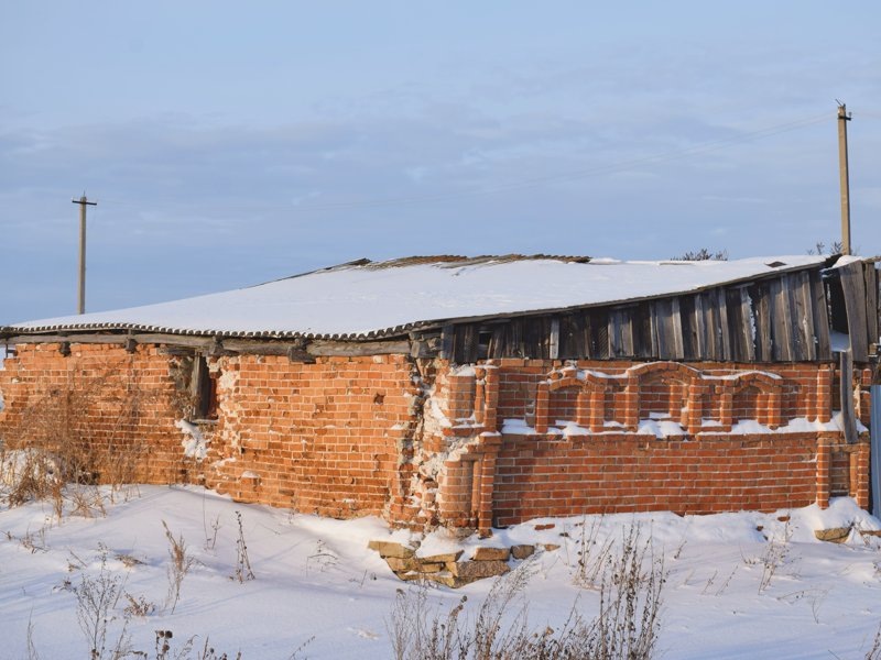 На въезде в с. Кирды стоит неплохо сохранившееся старая постройка, предположительно хозяйственного назначения.