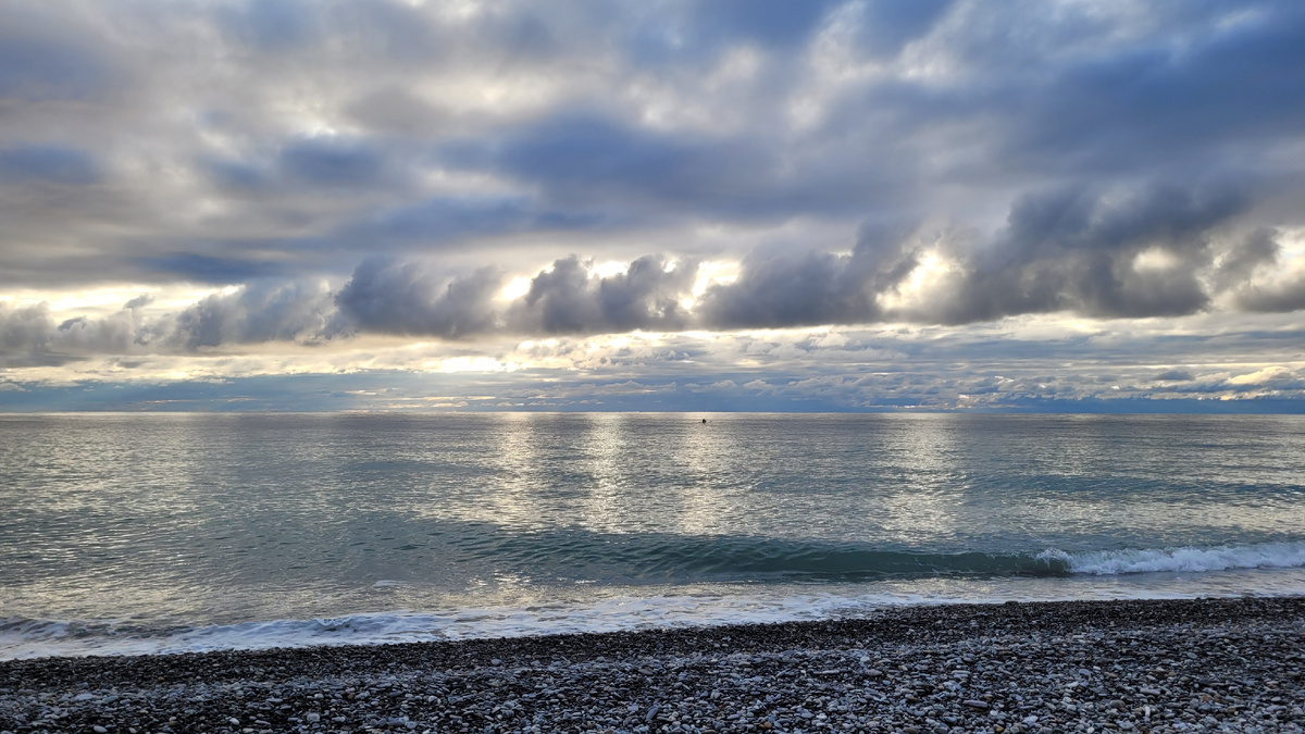 Необычные облака над зимним морем в Сочи
