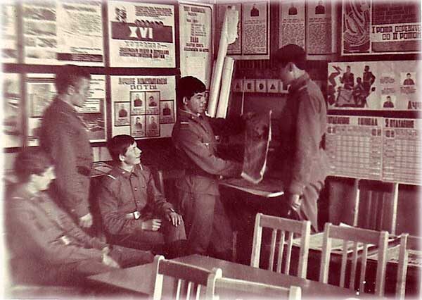 Кругом наглядная агитация...