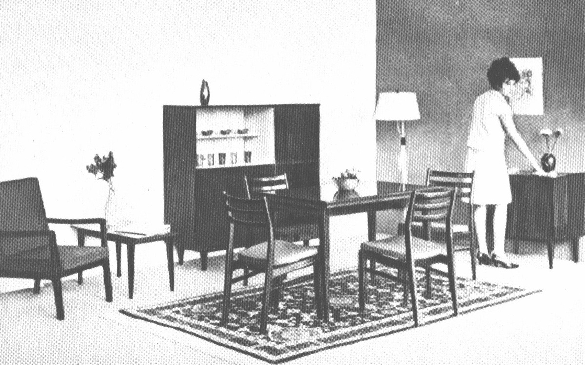 Румынский гарнитур “Переница”. Стулья, стол, сервант, кресло и тумба-бар - каждый предмет помню. Источник фото: сайт vokrugmebeli.ru