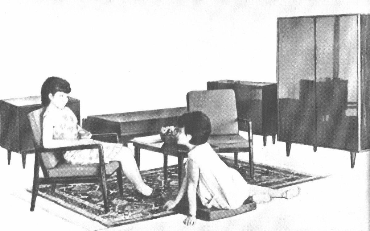 Вот сидеть на подушке что-то никогда в голову не приходило. А в стенку платяного шкафа упиралась когда-то моя детская кровать, помню этот рыжий цвет (хотя изначально рыжим не был, выгорел на солнце просто).