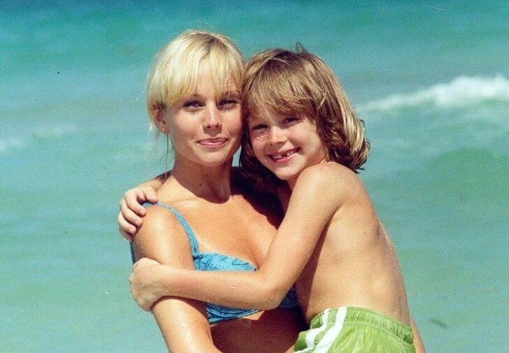    Елена Корикова с сыном Арсением, которого она воспитывала одна.