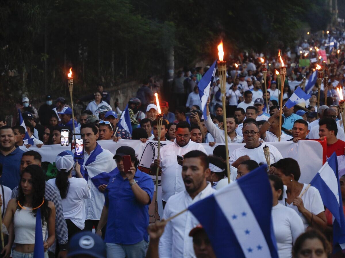   Жители Гондураса на демонстрации против денонсации соглашения об экстрадиции с США в Тегусигальпе | © AP Photo / Elmer Martinez