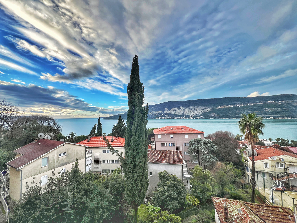 Вид из окна, Херцег-Нови, Черногория. Фото автора 