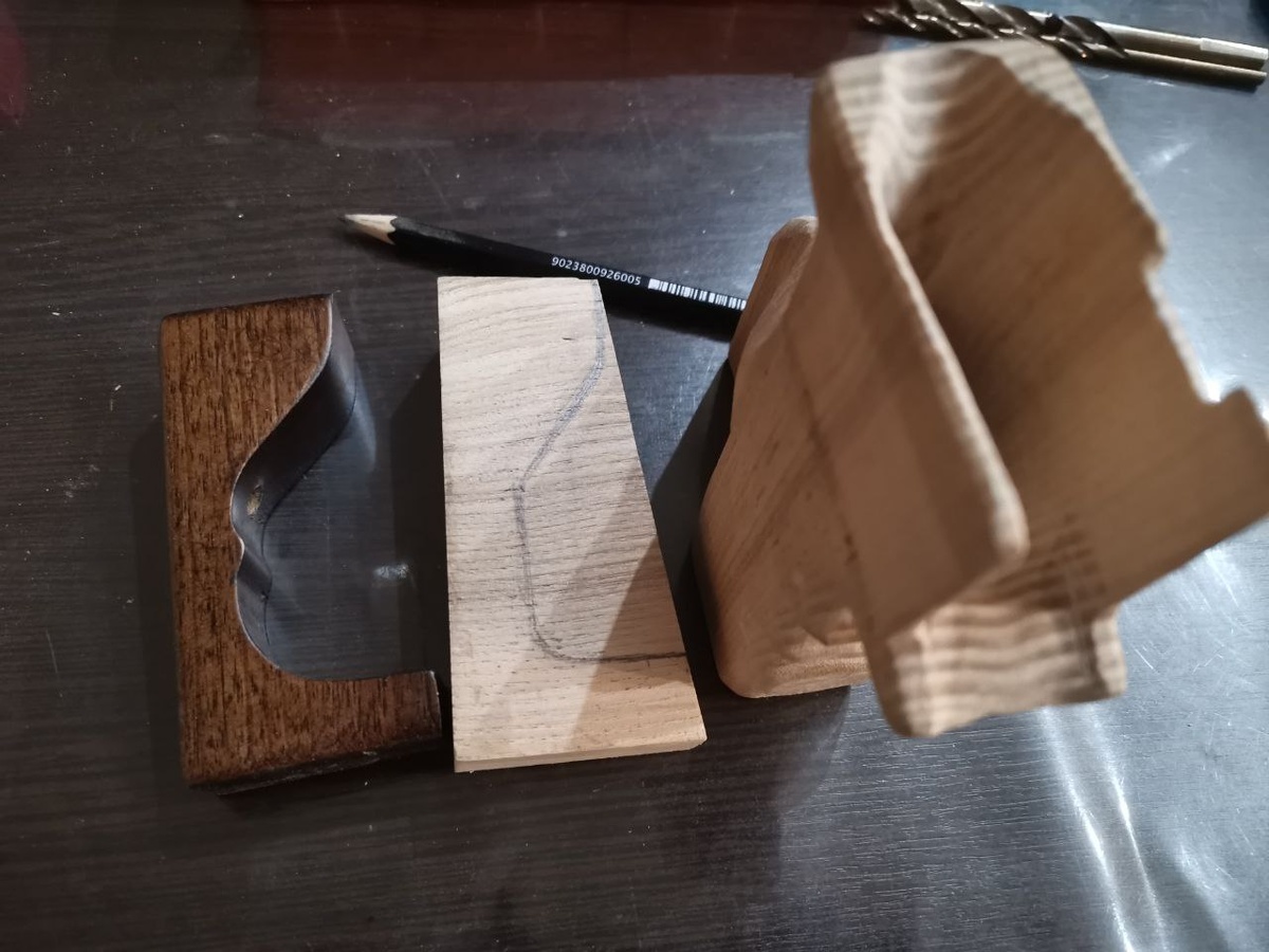 Отмечаем на бруске контур рукояти