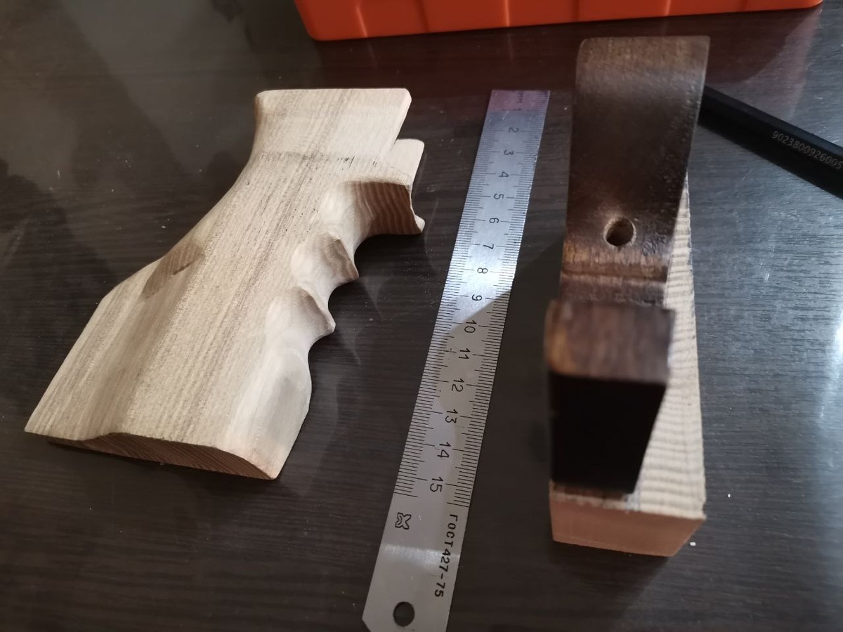 Берём оставшийся от рукояти кусок бруска ясеня