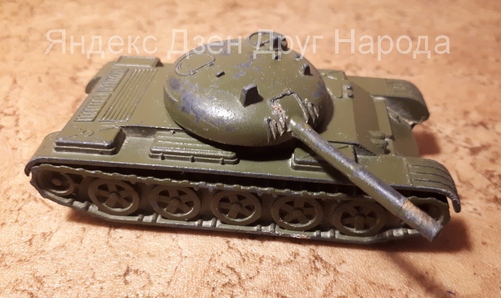 Игрушечный танк Т-54. Фото из коллекции автора