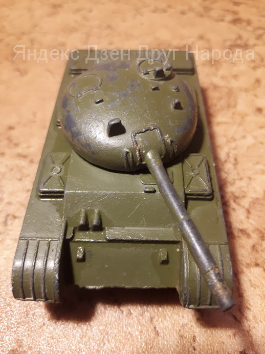 Игрушечный танк Т-54. Фото из коллекции автора