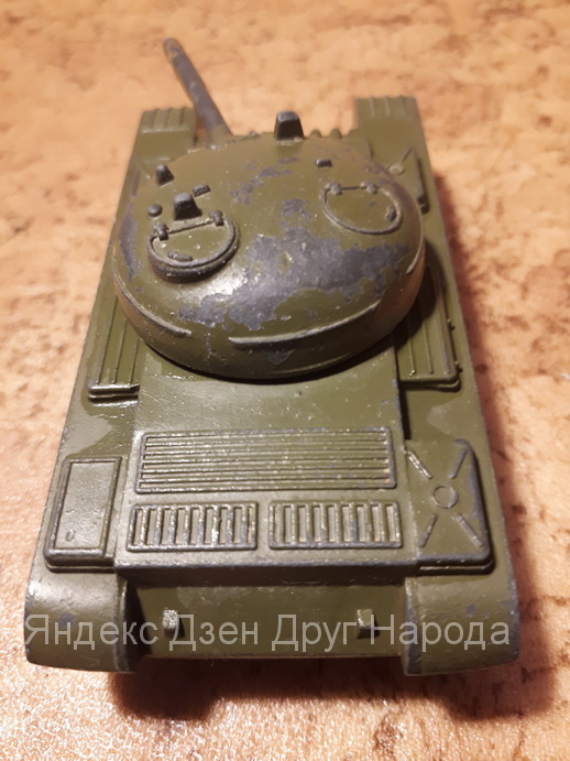 Игрушечный танк Т-54. Фото из коллекции автора