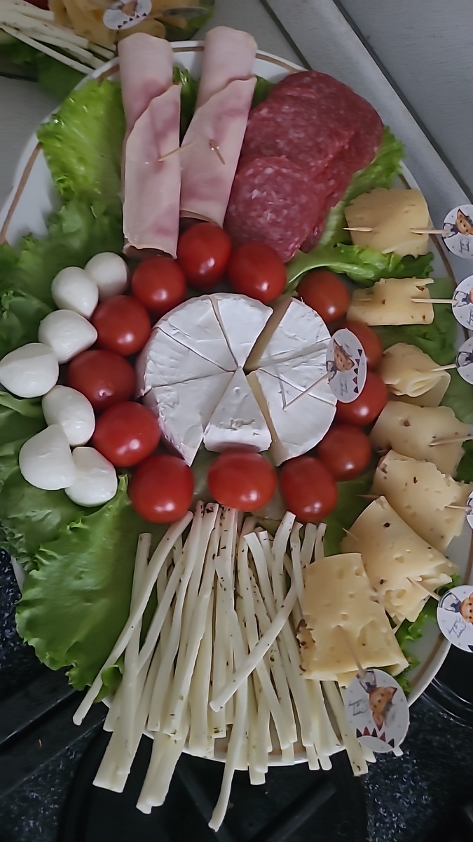 Листья салата, бри, моцарелла, ветчина, колбаса, российский. 