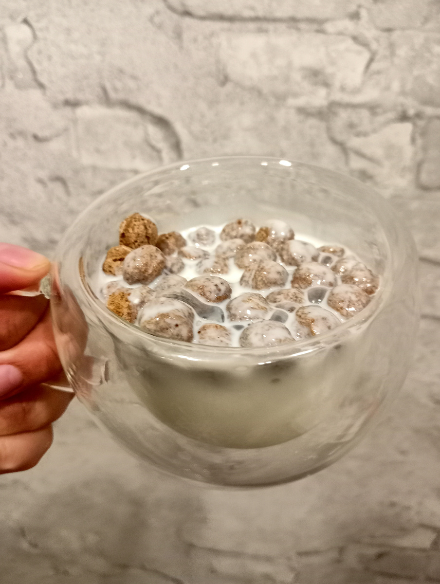 Фото для обложки. Бокал с двойными стенками сын на новый год подарил. В бокале кефир с отрубями. 