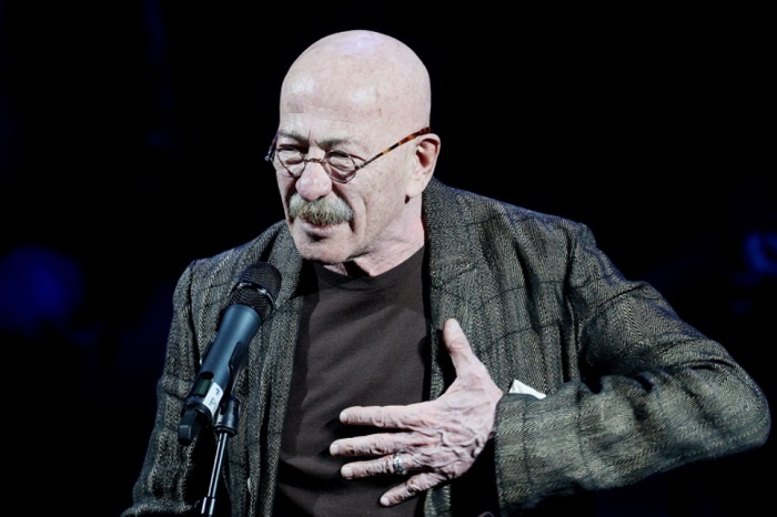    Александр Розенбаум, полковник медицинской службы в отставке, всегда готов прийти на помощь