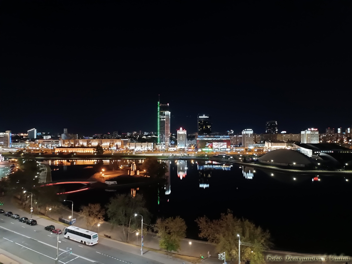 Именно это вид из окна и есть. Только вечером.