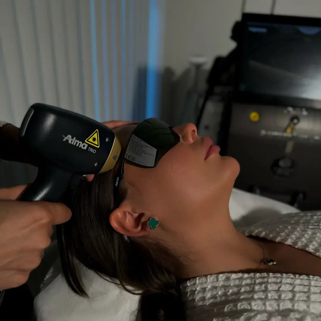 Процедура лазерной эпиляции в клинике косметологии Uniqderm