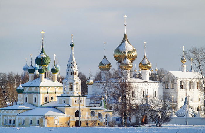    Углич. Вид на Воскресенский монастырь и церковь Рождества Иоанна Предтечи на Волге.Дмитрий Неумоин/Фотобанк Лори