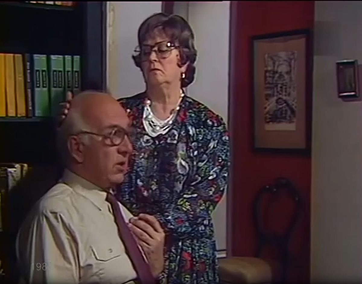 Кадр из телеспектакля "Понедельник - день тяжёлый": Софья Ивановна в исполнении Марии Мироновой успокаивает своего мужа-писателя, которого сыграл Михаил Погоржельский