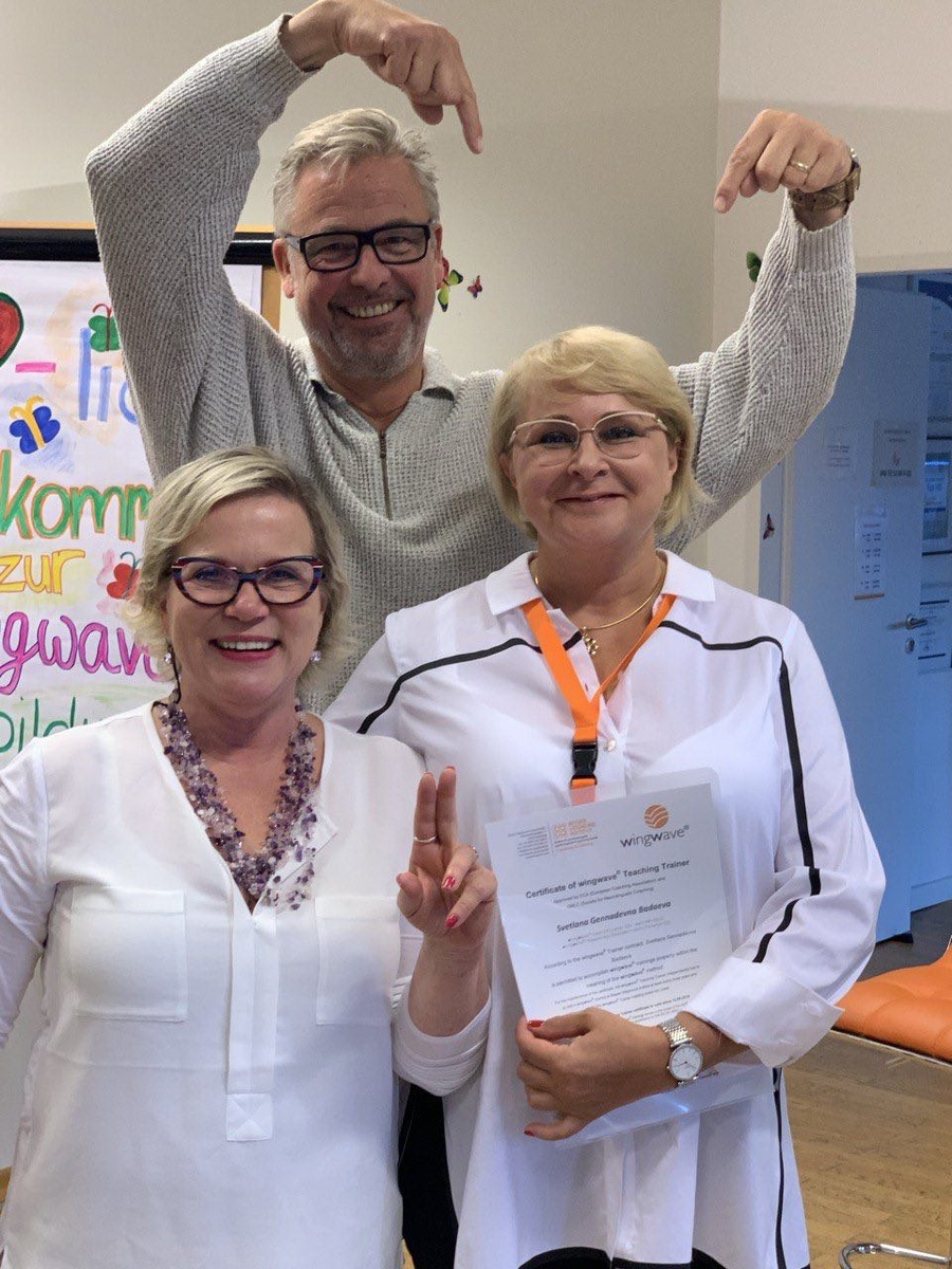 Официальная сертификация: основатели WINGWAVE®-коучинга Кора и Харри Бессер-Зигмунд вручают сертификат тренера Светлане Бадаевой /сентябрь 2019/