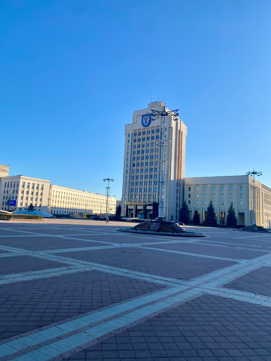 Педагогический университет. Площадь Независимости