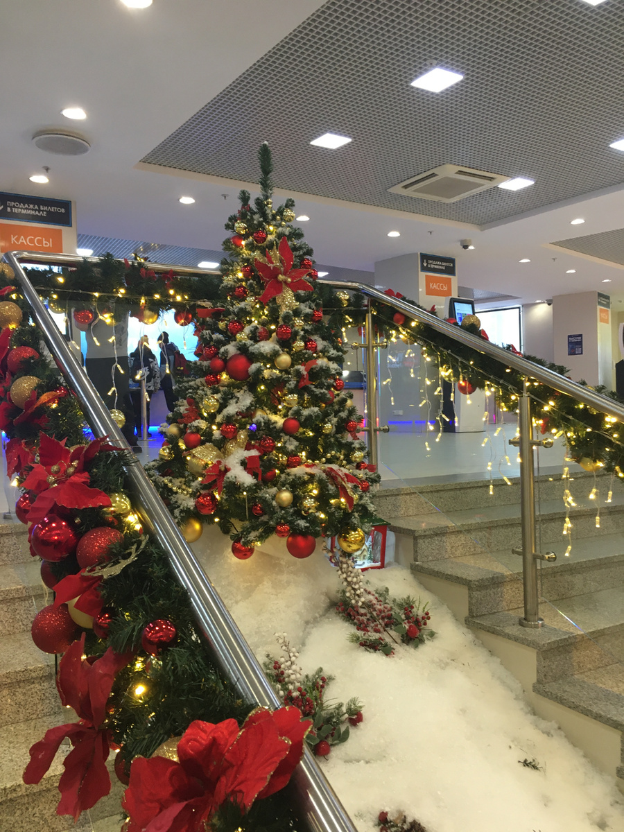 Новогодние декорации на лестнице в Москвариуме