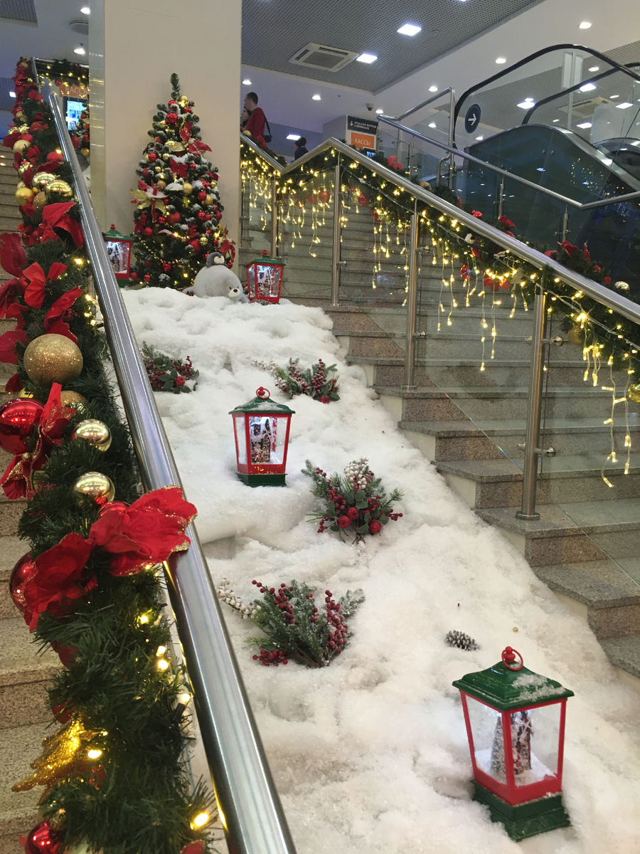 Новогодние декорации на лестнице в Москвариуме