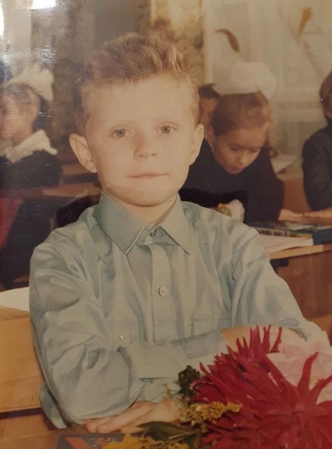 сентябрь 1993-го... Я в первом классе... Присутпаю к обучению по программе Занкова... Источник: личный архив мамы автора