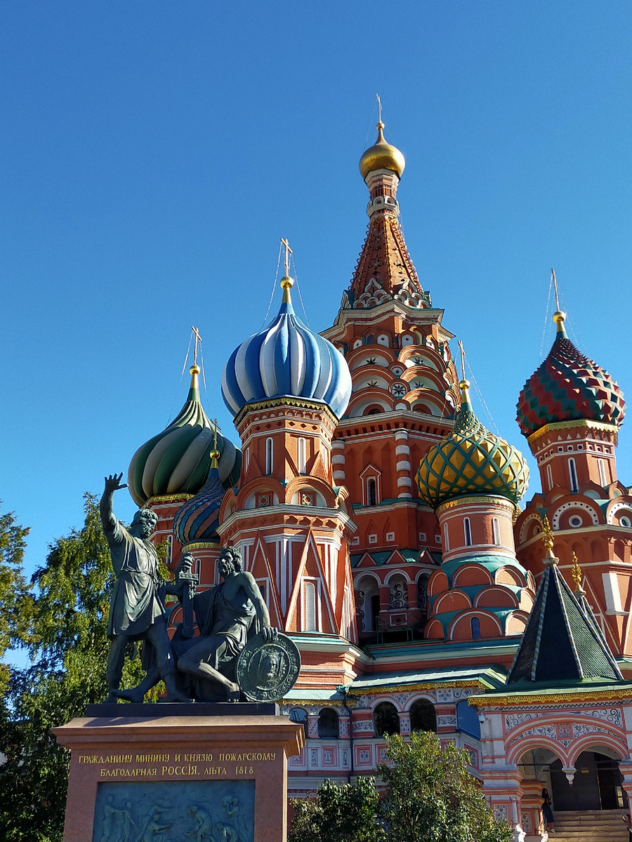 Точно такой же памятник Минину и Пожарскому установлен в Нижнем Новгороде.