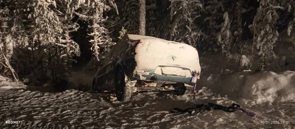    Автомобиль повис над дорогой после ДТП в Муезерском районе© Госкомитет Карелии по безопасности населения