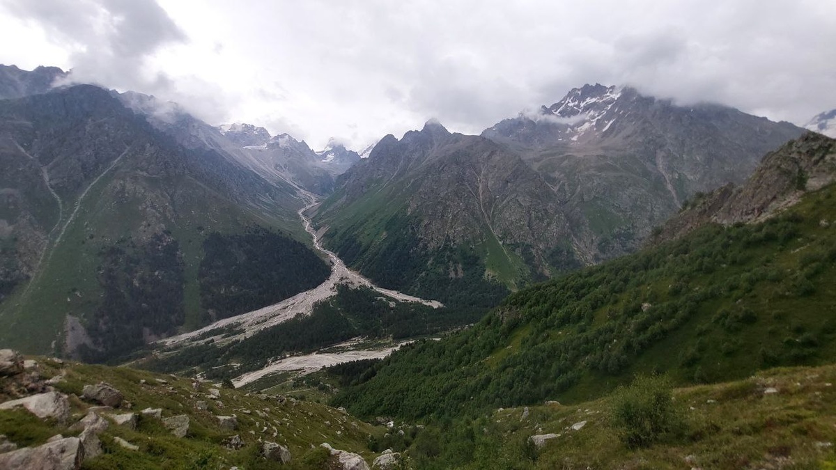 Такой вид на долину оставался позади нас